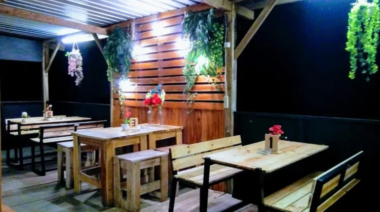 BACoffee, 1. Cangkruan Onokabeh, 2. Coffee Oyiend, 3. Dapur Kurasa, 4. Tjingkir Songo, 5. Warung Alas Pinus, 6. Gartenhütte Kaffee und Aussicht, 7. Jungle Cafe, 8. LA VERDE CAFE, 9. Bustan Allaca, 10. Warung Kadutan, 12. KEDAI PIECU, 13. Cafe Sabin, 14. Sehati Cafe, 15. KEDAI KENANGA Trawas, 16. Elok Cafe, 17. Warung Coffee Oyie’nd, 18. Delta Cafe (Tutup), 19. Sunrise Cafe Trawas, 20. Teras Treteh, 21. D, Caffee, 22. WARUNG MEMORI, 23. Warkop Trawas, 24. BACoffee (BumiAngkerCoffee), 25. Gartenhütte. Kaffee und Aussicht, 26. Alas Trawas by Santoso Group (REAL), 27. Dimensi Kopi, 28. SBC ( Sawah Bar Cafe ), 29. Griya Cafe Trawas, 30. Paido Trawas
