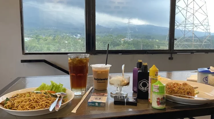Burjo Level Up, 1. Jenderal Coffee &amp; Tea Ungaran, 2. Janendra Cafe &amp; Resto, 3. Cerita Kopi, 4. Dawa Cafe, 5. Humaira Resto &amp; Cafe, 6. Pawon Kebun, 7. Trick Espresso Room (Tutup), 8. Abivape Ungaran, 9. D’Bims Cafe, 10. Sikrikil Coffee, 11. Kedai Kopi Saroengan, 12. Sarang Nenen (Tutup), 13. INOS Coffee &amp; Kitchen, 14. KALA COFFEE, 15. De &amp; De Cafe, 16. Nissin Cafe &amp; Emporium, 17. Kopi Tarik Ungaran, 18. MY Coffee &amp; Garage, 19. Wepe Cafe, 20. Limasans Cafe, 21. Akar Langit, 22. Helio Angkringan, 23. Bloom Cafe, 24. Sari Cafe, 25. Angkringan Kembang Ungaran, 26. Sikrikil Coffee, 27. He’eh Coffee, 28. GC CoffeeShop, 29. Angkringan dan Cafe Joe, 30. MINAT KOPI, 31. Before Coffee, 32. Djawarakafe, 33. Jagongan Kopi Ungaran, 34. Cafe Pingli, 35. Burjo Level Up, 36. Adarma Coffee, 37. Kadji Ahmad Coffee House, 38. Naik Atas Cafe, 39. Angkringan Mang ETEK, 40. SUSUKU Cafe, 41. Foodpedia Ungaran, 42. Janji Jiwa Flamboyan Ungaran, 43. Sauh Kulo, 44. 4U Resto n Cafe, 45. Cafe Jowo Angkringan Berkah, 46. Kafka Coffee Ungaran