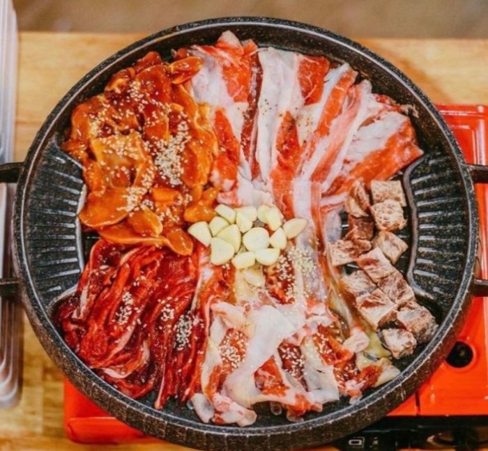 Gapyeong Korean BBQ, 1. Steak 21, 2. Hanamasa Medan, 3. X.O Suki Medan, 4. Pochajjang Korean BBQ, 5. Simhae Medan, 6. Meatsuka Medan, 7. Heysteak Medan, 8. Seoul Garden Medan, 9. Sky Lounge Nuansa Restoran, 10. Gaembull Korean &amp; Japanese BBQ Medan, 11. Gapyeong Korean BBQ, 12. Lucky King Restaurant, 13. BanThai Suki &amp; BBQ, 14. Shaburi &amp; Kintan Buffet Medan, 15. Spoon Dining Restaurant, 16. JW Marriot Cafe, 17. The Cafe Cambridge, 18. Sushi Tei