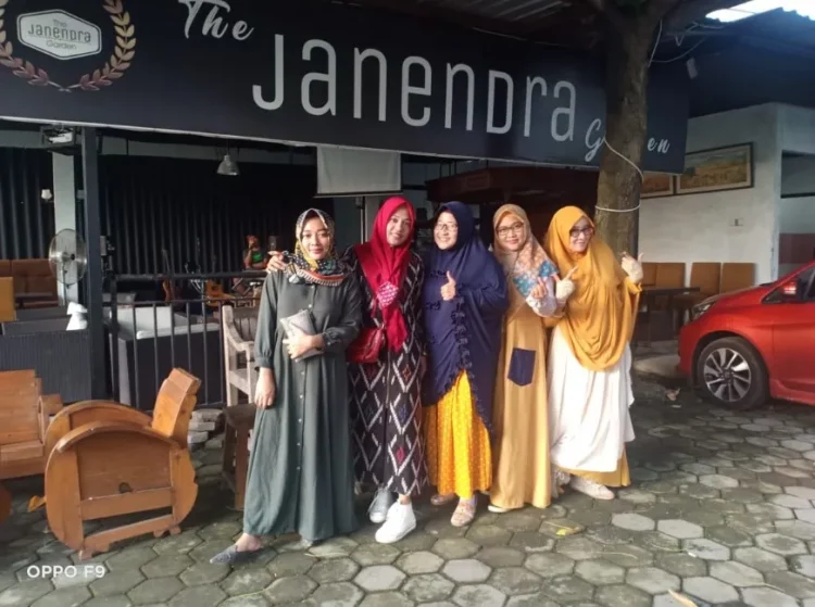 Janendra Cafe &amp; Resto, 1. Jenderal Coffee &amp; Tea Ungaran, 2. Janendra Cafe &amp; Resto, 3. Cerita Kopi, 4. Dawa Cafe, 5. Humaira Resto &amp; Cafe, 6. Pawon Kebun, 7. Trick Espresso Room (Tutup), 8. Abivape Ungaran, 9. D’Bims Cafe, 10. Sikrikil Coffee, 11. Kedai Kopi Saroengan, 12. Sarang Nenen (Tutup), 13. INOS Coffee &amp; Kitchen, 14. KALA COFFEE, 15. De &amp; De Cafe, 16. Nissin Cafe &amp; Emporium, 17. Kopi Tarik Ungaran, 18. MY Coffee &amp; Garage, 19. Wepe Cafe, 20. Limasans Cafe, 21. Akar Langit, 22. Helio Angkringan, 23. Bloom Cafe, 24. Sari Cafe, 25. Angkringan Kembang Ungaran, 26. Sikrikil Coffee, 27. He’eh Coffee, 28. GC CoffeeShop, 29. Angkringan dan Cafe Joe, 30. MINAT KOPI, 31. Before Coffee, 32. Djawarakafe, 33. Jagongan Kopi Ungaran, 34. Cafe Pingli, 35. Burjo Level Up, 36. Adarma Coffee, 37. Kadji Ahmad Coffee House, 38. Naik Atas Cafe, 39. Angkringan Mang ETEK, 40. SUSUKU Cafe, 41. Foodpedia Ungaran, 42. Janji Jiwa Flamboyan Ungaran, 43. Sauh Kulo, 44. 4U Resto n Cafe, 45. Cafe Jowo Angkringan Berkah, 46. Kafka Coffee Ungaran