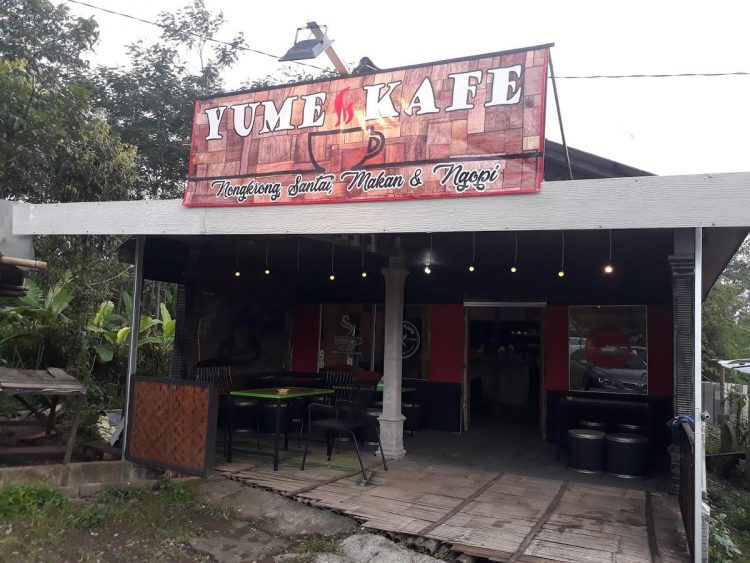 Kafe Yume, 1. Kafeole, 2. Langit Senja Cafe, 3. SOKLATOK, 4. Bumi Kayom, 5. Monte Gelato & Coffee, 6. 1915 Arts-Koffie-Huis, 7. Kalimera Coffee Bar, 8. Sendja Koffie Salatiga, 9. Logos Cafe, 10. Jenderal Coffee (Hotel Le Beringin), 11. Waroeng Kopi Prijaji, 12. Telon Coffee, 13. Kopi Si Klasik, 14. Frame Coffee House, 15. De Tower Beer House (Non Halal), 16. Monalisa Cafe & Karaoke, 17. Nyoklat Klasik Salatiga, 18. Street Side Coffee, 19. Susu Segar 39, 20. Stasiun Susu Salatiga, 21. My Cafe & Marvel Collection, 22. OASIS CAFE, 23. Kedai Siram, 24. Zigger Mini Cafe, 25. Kopi Vale, 26. Tepikota Coffee, 27. Favor Cafe, 28. Relakso Coffee and Resto, 29. Three Stones Coffee Bar, 30. Gubuk Caffe, 31. Doms Beco, 32. Cafe Sako , 33. Caffeinc Coffee Shop, 34. Waynet & Cafe Salatiga, 35. Kafe Yume, 36. T.CO Kopi, 37. Darus Coffee, 38. Sepertiga Salatiga Cafe, 39. Tropis