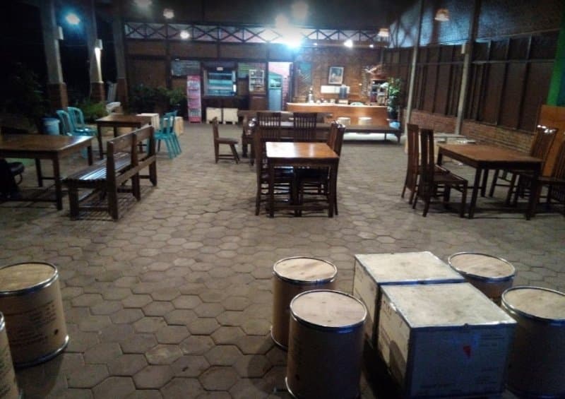Kedai Kopi Saroengan, 1. Jenderal Coffee &amp; Tea Ungaran, 2. Janendra Cafe &amp; Resto, 3. Cerita Kopi, 4. Dawa Cafe, 5. Humaira Resto &amp; Cafe, 6. Pawon Kebun, 7. Trick Espresso Room (Tutup), 8. Abivape Ungaran, 9. D’Bims Cafe, 10. Sikrikil Coffee, 11. Kedai Kopi Saroengan, 12. Sarang Nenen (Tutup), 13. INOS Coffee &amp; Kitchen, 14. KALA COFFEE, 15. De &amp; De Cafe, 16. Nissin Cafe &amp; Emporium, 17. Kopi Tarik Ungaran, 18. MY Coffee &amp; Garage, 19. Wepe Cafe, 20. Limasans Cafe, 21. Akar Langit, 22. Helio Angkringan, 23. Bloom Cafe, 24. Sari Cafe, 25. Angkringan Kembang Ungaran, 26. Sikrikil Coffee, 27. He’eh Coffee, 28. GC CoffeeShop, 29. Angkringan dan Cafe Joe, 30. MINAT KOPI, 31. Before Coffee, 32. Djawarakafe, 33. Jagongan Kopi Ungaran, 34. Cafe Pingli, 35. Burjo Level Up, 36. Adarma Coffee, 37. Kadji Ahmad Coffee House, 38. Naik Atas Cafe, 39. Angkringan Mang ETEK, 40. SUSUKU Cafe, 41. Foodpedia Ungaran, 42. Janji Jiwa Flamboyan Ungaran, 43. Sauh Kulo, 44. 4U Resto n Cafe, 45. Cafe Jowo Angkringan Berkah, 46. Kafka Coffee Ungaran