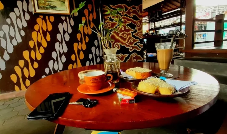 Kopi Si Klasik, 1. Kafeole, 2. Langit Senja Cafe, 3. SOKLATOK, 4. Bumi Kayom, 5. Monte Gelato & Coffee, 6. 1915 Arts-Koffie-Huis, 7. Kalimera Coffee Bar, 8. Sendja Koffie Salatiga, 9. Logos Cafe, 10. Jenderal Coffee (Hotel Le Beringin), 11. Waroeng Kopi Prijaji, 12. Telon Coffee, 13. Kopi Si Klasik, 14. Frame Coffee House, 15. De Tower Beer House (Non Halal), 16. Monalisa Cafe & Karaoke, 17. Nyoklat Klasik Salatiga, 18. Street Side Coffee, 19. Susu Segar 39, 20. Stasiun Susu Salatiga, 21. My Cafe & Marvel Collection, 22. OASIS CAFE, 23. Kedai Siram, 24. Zigger Mini Cafe, 25. Kopi Vale, 26. Tepikota Coffee, 27. Favor Cafe, 28. Relakso Coffee and Resto, 29. Three Stones Coffee Bar, 30. Gubuk Caffe, 31. Doms Beco, 32. Cafe Sako , 33. Caffeinc Coffee Shop, 34. Waynet & Cafe Salatiga, 35. Kafe Yume, 36. T.CO Kopi, 37. Darus Coffee, 38. Sepertiga Salatiga Cafe, 39. Tropis