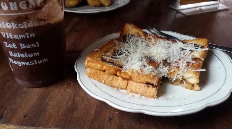 Nyoklat Klasik Salatiga, 1. Kafeole, 2. Langit Senja Cafe, 3. SOKLATOK, 4. Bumi Kayom, 5. Monte Gelato & Coffee, 6. 1915 Arts-Koffie-Huis, 7. Kalimera Coffee Bar, 8. Sendja Koffie Salatiga, 9. Logos Cafe, 10. Jenderal Coffee (Hotel Le Beringin), 11. Waroeng Kopi Prijaji, 12. Telon Coffee, 13. Kopi Si Klasik, 14. Frame Coffee House, 15. De Tower Beer House (Non Halal), 16. Monalisa Cafe & Karaoke, 17. Nyoklat Klasik Salatiga, 18. Street Side Coffee, 19. Susu Segar 39, 20. Stasiun Susu Salatiga, 21. My Cafe & Marvel Collection, 22. OASIS CAFE, 23. Kedai Siram, 24. Zigger Mini Cafe, 25. Kopi Vale, 26. Tepikota Coffee, 27. Favor Cafe, 28. Relakso Coffee and Resto, 29. Three Stones Coffee Bar, 30. Gubuk Caffe, 31. Doms Beco, 32. Cafe Sako , 33. Caffeinc Coffee Shop, 34. Waynet & Cafe Salatiga, 35. Kafe Yume, 36. T.CO Kopi, 37. Darus Coffee, 38. Sepertiga Salatiga Cafe, 39. Tropis