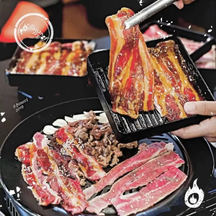 Pochajjang Korean BBQ, 1. Steak 21, 2. Hanamasa Medan, 3. X.O Suki Medan, 4. Pochajjang Korean BBQ, 5. Simhae Medan, 6. Meatsuka Medan, 7. Heysteak Medan, 8. Seoul Garden Medan, 9. Sky Lounge Nuansa Restoran, 10. Gaembull Korean &amp; Japanese BBQ Medan, 11. Gapyeong Korean BBQ, 12. Lucky King Restaurant, 13. BanThai Suki &amp; BBQ, 14. Shaburi &amp; Kintan Buffet Medan, 15. Spoon Dining Restaurant, 16. JW Marriot Cafe, 17. The Cafe Cambridge, 18. Sushi Tei