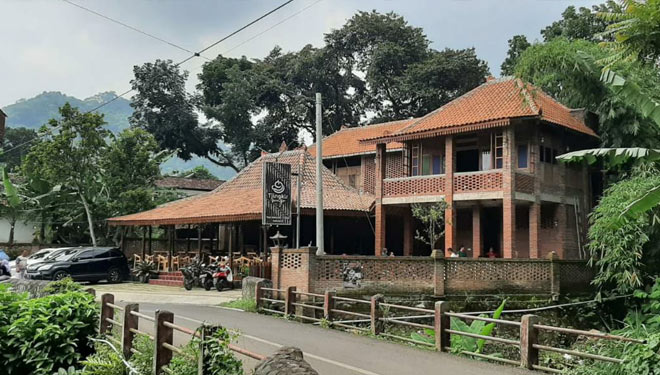 Tjingkir Songo via Timesmedia, 1. Cangkruan Onokabeh, 2. Coffee Oyiend, 3. Dapur Kurasa, 4. Tjingkir Songo, 5. Warung Alas Pinus, 6. Gartenhütte Kaffee und Aussicht, 7. Jungle Cafe, 8. LA VERDE CAFE, 9. Bustan Allaca, 10. Warung Kadutan, 12. KEDAI PIECU, 13. Cafe Sabin, 14. Sehati Cafe, 15. KEDAI KENANGA Trawas, 16. Elok Cafe, 17. Warung Coffee Oyie’nd, 18. Delta Cafe (Tutup), 19. Sunrise Cafe Trawas, 20. Teras Treteh, 21. D, Caffee, 22. WARUNG MEMORI, 23. Warkop Trawas, 24. BACoffee (BumiAngkerCoffee), 25. Gartenhütte. Kaffee und Aussicht, 26. Alas Trawas by Santoso Group (REAL), 27. Dimensi Kopi, 28. SBC ( Sawah Bar Cafe ), 29. Griya Cafe Trawas, 30. Paido Trawas