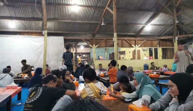 1. Rumah Makan Khas Sunda Cibiuk, 2. Bebek Kaleyo, 3. Sindang Reret Restaurant, 4. Mie XP, 5. Restoran &amp; Pemancingan Mang Ajo, 6. Restaurant Lebak Sari Indah, 7. Rumah Makan Indo Alam Sari, 8. Pepes Walahar H. Dirja, 9. SHSD Sambel Hejo Sambel Dadak, 10. Ayam Bakar Celup Mang Rojak, 11. Restoran Alam Ceria, 12. Soto Tangkar Nang Nean, 13. Rumah Makan Pawon Sae, 14. Telaga Traditional Resto, 15. Rumah Makan Soto Gempol Karawang, 16. Ratu Penyet, 17. Seafood Kiloan Ala Teh Empop, 18. RAJA SORABI HIJAU, 19. Bebek dan Ayam Goreng Pak Ndut, 20. Rumah makan saung kabogoh, 21. RM Dukuh, 22. RM. Waroeng Desa, 23. Restoran Ratu Galuh Seafood, 24. Ayam Bakar Taliwang HSA (Tutup), 25. Inaho Japanese Restaurant, 26. Sambal Toelman, 27. Hai Wang Chinese, 28. Tahu Bumbu Sari Rasa, 29. Gabus Pucung Ala Warung Mandiri