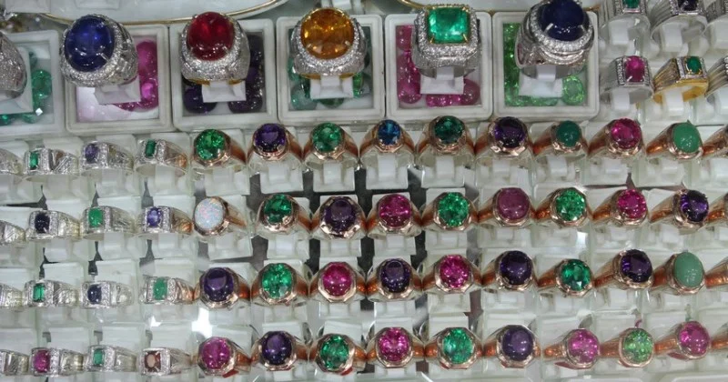 Batu Permata Oleh-oleh Khas Banjarmasin via Indonesia Kaya, 1. Rabuk Ikan, 2. Ikan Seluang Goreng, 3. Amplang Ikan Oleh-oleh Khas Banjarmasin, 4. Kue Rangai, 5. Dodol Kandangan Oleh-oleh Khas Banjarmasin, 6. Mandau, 7. Batu Permata Oleh-oleh Khas Banjarmasin, 8. Batik Sasirangan, 9. Kopiah Jangang, 10. Sandal, 11. Miniatur Rumah Adat, 12. Ikan Sepat Kering, 13. Keropok Haji Acan, 14. Kaos Khas Banjarmasin, 15. Panting, 16. Sambal Acan, 17. Bingka, 18. Ketupat Kandangan, 19. Kue Gapit, 20. Bronwies Labu