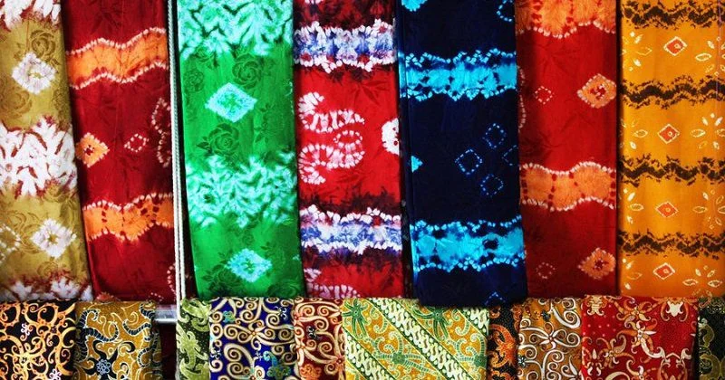 Batik Sasirangan via Wisatabanjarmasin, 1. Rabuk Ikan, 2. Ikan Seluang Goreng, 3. Amplang Ikan Oleh-oleh Khas Banjarmasin, 4. Kue Rangai, 5. Dodol Kandangan Oleh-oleh Khas Banjarmasin, 6. Mandau, 7. Batu Permata Oleh-oleh Khas Banjarmasin, 8. Batik Sasirangan, 9. Kopiah Jangang, 10. Sandal, 11. Miniatur Rumah Adat, 12. Ikan Sepat Kering, 13. Keropok Haji Acan, 14. Kaos Khas Banjarmasin, 15. Panting, 16. Sambal Acan, 17. Bingka, 18. Ketupat Kandangan, 19. Kue Gapit, 20. Bronwies Labu