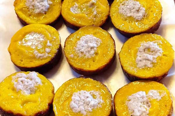 Bingka via Instagram.com @nuuna_cake, 1. Rabuk Ikan, 2. Ikan Seluang Goreng, 3. Amplang Ikan Oleh-oleh Khas Banjarmasin, 4. Kue Rangai, 5. Dodol Kandangan Oleh-oleh Khas Banjarmasin, 6. Mandau, 7. Batu Permata Oleh-oleh Khas Banjarmasin, 8. Batik Sasirangan, 9. Kopiah Jangang, 10. Sandal, 11. Miniatur Rumah Adat, 12. Ikan Sepat Kering, 13. Keropok Haji Acan, 14. Kaos Khas Banjarmasin, 15. Panting, 16. Sambal Acan, 17. Bingka, 18. Ketupat Kandangan, 19. Kue Gapit, 20. Bronwies Labu