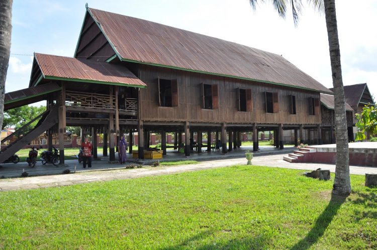 Bola Soba, 1. Puncak Padel, 2. Puncak Goa Kelling, 3. Pantai Tete, 4. Bola Soba, 5. Tanjung Pallete, 6. Air Terjun Baruga, 7. Salo Marungnge, 8. Taman Arung Palakka, 9. Air Terjun Lamasua, 10. Puncak Lima Jari, 11. Air Terjun Ladenring, 12. Puncak Battoa, 13. Museum Lapawawoi, 14. Telapak Kaki Arung Palakka, 15. Goa Mampu, 16. Sumpang Labbu, 17. Pemandian Putri Bilqis, 18. Pelabuhan Bajoe, 19. Pulau Tangkulara, 20. Permandian Lanca, 21. Pantai Cappa Ujung
