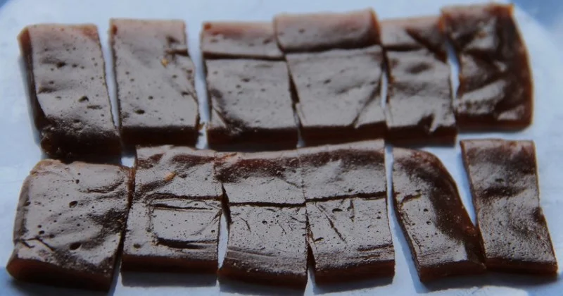 Dodol Kandangan Oleh-oleh Khas Banjarmasin via Indonesiakaya, 1. Rabuk Ikan, 2. Ikan Seluang Goreng, 3. Amplang Ikan Oleh-oleh Khas Banjarmasin, 4. Kue Rangai, 5. Dodol Kandangan Oleh-oleh Khas Banjarmasin, 6. Mandau, 7. Batu Permata Oleh-oleh Khas Banjarmasin, 8. Batik Sasirangan, 9. Kopiah Jangang, 10. Sandal, 11. Miniatur Rumah Adat, 12. Ikan Sepat Kering, 13. Keropok Haji Acan, 14. Kaos Khas Banjarmasin, 15. Panting, 16. Sambal Acan, 17. Bingka, 18. Ketupat Kandangan, 19. Kue Gapit, 20. Bronwies Labu