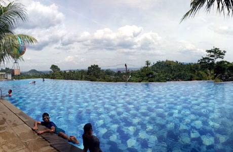 Fasilitas kolam renang Bukit Mas Cottage & Resto Lampung (google: Revita A. Rizky), Penginapan Bukit Mas Lampung, Lokasi Wisata Bukit Lampung, Jenis Penginapan Beserta Harga, Fasilitas Bukit Mas Lampung, Daya Tarik Puncak Lampung, Fasilitas Kolam Renang Bukit Mas Cottage & Resto Lampung, Suasana Romantis di Rumah Pohon, Menikmati View Indah Ketika Pertama Membuka Pintu Belakang, Bangunan Cottage Hampir Seluruhnya dari Papan Kayu, Nikmati Suasana Seperti Dataran Tinggi Pedesaan, Ketentuan Umum