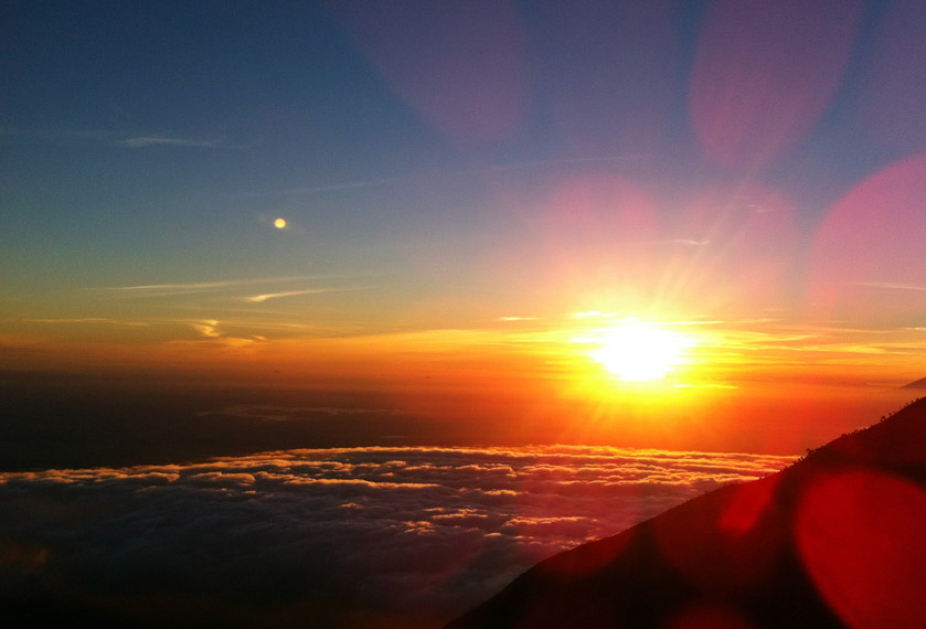 Golden Sunrise di Gunung Merbabu via Indonesia Kaya, Serba – Serbi Gunung Merbabu Jawa Tengah, Misteri Gunung Merbabu yang Cukup Terkenal, Lokasi Wisata Puncak Merbabu, Rute Jalur Pendakian Gunung Merbabu Jawa Tengah, Tips Mendaki Puncak Gunung Merbabu, Anjuran / Saran Bagi Para Pendaki