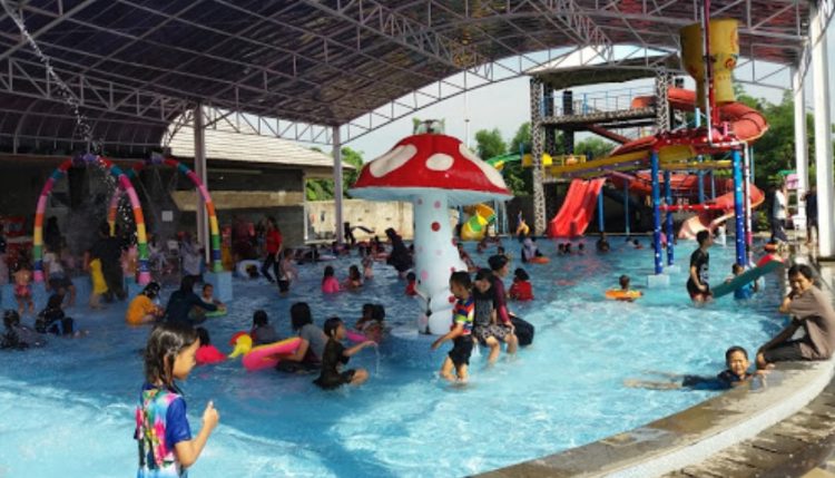 Grace City Waterboom, 1. Kolam Renang Rajawli Surya Kadipaten, 2. Kolam Renang Tirta Indah, 3. Jembar Water Park, 4. Kolam Renang Tirta Hikmah, 5. Grage Water Boom, 6. Kolam Renang Tohaga Indah, 7. Kolam Renang dan Saung Botram Khuzama, 8. Grace City Waterboom, 9. Kampoeng Air, 10. Aryakiban Land, 11. Kolam Renang Putri Borneo, 12. Kolam Renang Tirta Bima