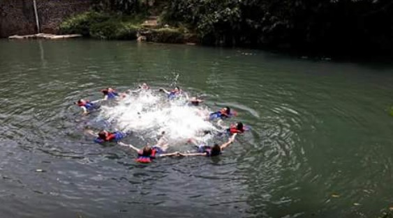 Green Valley Citumang, 1. Kolam Renang Alami Banyu Mili, 2. Kolam Alami Nusadanas, 3. Pangandaran Waterpark, 4. Green Valley Citumang, 5. Pemandian air panas Cisolok, 6. Citepus Waterpark, 7. Sumber Mata Air Alami Kalibelo, 8. Tirta Husada Swiming Pool, 9. Rumah joglo & Kolam renang Banyu Urip, 10. Kolam Renang Nusa Danas, 11. Kolam Renang Anugrah Padaherang, 12. Kolam Renang Alami Di Wisata Gua Nyalindung Pangandaran, 13. Rahmadani kolam renang