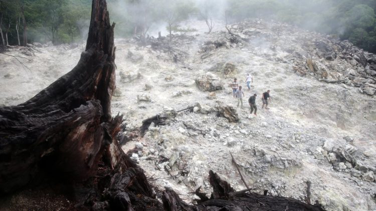 Gunung Api Jaboi via Tirto, 1. Tugu Nol Kilometer Pulau Weh, 2. Pantai Sumur Tiga, 3. Pantai Anoi Itam, 4. Pantai Ujong Kareung Pulau Weh, 5. Pantai Pasir Putih, 6. Pulau Rubiah Sabang, 7. Pantai Iboih Pulau Weh, 8. Pantai Kasih, 9. Pantai Tapak Gajah, 10. Pulau Klah , 11. Danau Aneuk Laot, 12. Gunung Api Jaboi, 13. Gua Sarang, 14. Museum Sabang, 15. Air Panas Jaboi