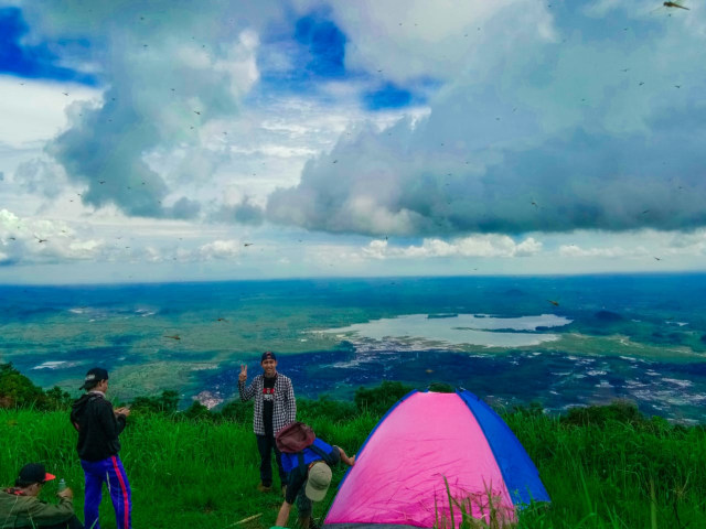Gunung Gora via Kumparan, 1. Waduk Penjalin, 2. Hutan Mangrove Kaliwlingi, 3. Pantai Randusanga / Randusongo, 4. Agrowisata Besaran, 5. Wisata Pasir Gibug, 6. Masjid Agung Brebes, 7. Kalibaya Park, 8. Pabrik Gula Jatibarang, 9. Taman Edukasi, 10. Curug Putri, 11. Kebun Teh Kali Gua, 12. Candi Pangkuan, 13. Air Terjun Ranto Canyon, 14. Kampung Budaya Dusun Jalaswatu, 15. Pemandian Air Panas Tirta Husada, 16. Pemandian Air Panas Cipanas Buaran, 17. Ciblon Waterboom, 18. Bukit Cawiri, Dadablangan Malahayu, 19. Waduk Malahayu, 20. Cagar Alam Telaga Ranjeng, 21. Bukit Panenjoan, 22. Bukit AADT yang Menawan , 23. Bukit Baper yang Menawan , 24. Puncak Sakub, 25. Alun – Alun Brebes, 26. Pulau Hantu Sigempol, 27. Bukit Bintang Capar yang eksotik, 28. Gunung Gora, 29. Curug Cantel, 30. Kebon Gedhang, 31. Bukit Gerdesy – Taman Gerdesty Cilibur, 32. Pulau Cemara Sawojajar Brebes, 33. Gunung Nyapa, 34. Curug Awu, 35. Curug Panyusuhan, 37. Curug Rambukasang yang tersembunyi, 38. Curug Lebak Beber Wetan