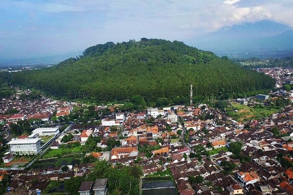 Gunung Tidar, 1. Gunung Merbabu – Boyolali Magelang , 2. Gunung Merapi –  Boyolali, 3. Gunung Andong – Magelang, 4. Gunung Prau – Wonosobo, 5. Gunung Lawu – Karang Anyar, 6. Gunung Sindoro – Yogyakarta, 7. Gunung Sumbing atau Gunung Triple – Wonosobo, 8. Gunung Slamet – Purbalingga, 9. Gunung Ungaran – Semarang, 10. Gunung Pakuwaja, 11. Gunung Telomoyo, 12. Gunung Besek, Kismantoro, Kabupaten Wonogiri , 13. Gunung Gandul, Wonogiri , 14. Gunung Gajah Mungkur, Sukoharjo, 15. Gunung Ayamayam, 16. Gunung Blego, 17. Gunung Lasem, 18. Gunung Tidar