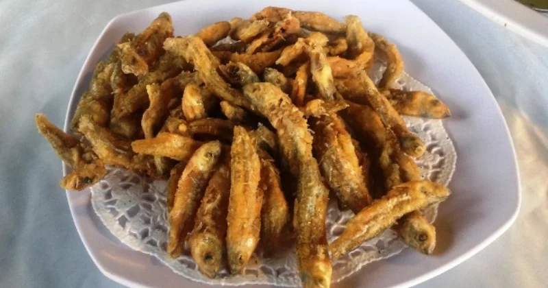 Ikan Seluang Goreng, 1. Rabuk Ikan, 2. Ikan Seluang Goreng, 3. Amplang Ikan Oleh-oleh Khas Banjarmasin, 4. Kue Rangai, 5. Dodol Kandangan Oleh-oleh Khas Banjarmasin, 6. Mandau, 7. Batu Permata Oleh-oleh Khas Banjarmasin, 8. Batik Sasirangan, 9. Kopiah Jangang, 10. Sandal, 11. Miniatur Rumah Adat, 12. Ikan Sepat Kering, 13. Keropok Haji Acan, 14. Kaos Khas Banjarmasin, 15. Panting, 16. Sambal Acan, 17. Bingka, 18. Ketupat Kandangan, 19. Kue Gapit, 20. Bronwies Labu