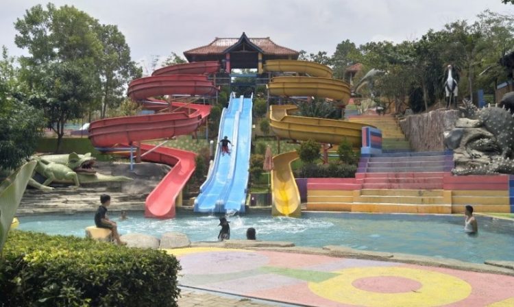 Jembar Water Park, 1. Kolam Renang Rajawli Surya Kadipaten, 2. Kolam Renang Tirta Indah, 3. Jembar Water Park, 4. Kolam Renang Tirta Hikmah, 5. Grage Water Boom, 6. Kolam Renang Tohaga Indah, 7. Kolam Renang dan Saung Botram Khuzama, 8. Grace City Waterboom, 9. Kampoeng Air, 10. Aryakiban Land, 11. Kolam Renang Putri Borneo, 12. Kolam Renang Tirta Bima