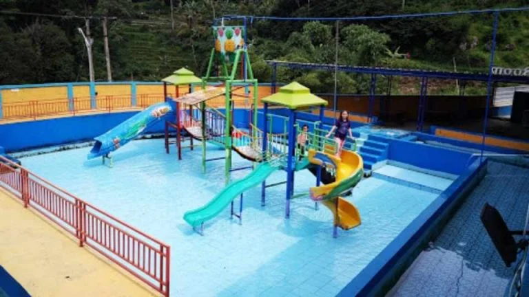 Kampoeng Air via Google Maps, 1. Kolam Renang Rajawli Surya Kadipaten, 2. Kolam Renang Tirta Indah, 3. Jembar Water Park, 4. Kolam Renang Tirta Hikmah, 5. Grage Water Boom, 6. Kolam Renang Tohaga Indah, 7. Kolam Renang dan Saung Botram Khuzama, 8. Grace City Waterboom, 9. Kampoeng Air, 10. Aryakiban Land, 11. Kolam Renang Putri Borneo, 12. Kolam Renang Tirta Bima
