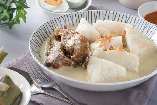 Ketupat Kandangan via Instagram.com @pesona_hss, 1. Rabuk Ikan, 2. Ikan Seluang Goreng, 3. Amplang Ikan Oleh-oleh Khas Banjarmasin, 4. Kue Rangai, 5. Dodol Kandangan Oleh-oleh Khas Banjarmasin, 6. Mandau, 7. Batu Permata Oleh-oleh Khas Banjarmasin, 8. Batik Sasirangan, 9. Kopiah Jangang, 10. Sandal, 11. Miniatur Rumah Adat, 12. Ikan Sepat Kering, 13. Keropok Haji Acan, 14. Kaos Khas Banjarmasin, 15. Panting, 16. Sambal Acan, 17. Bingka, 18. Ketupat Kandangan, 19. Kue Gapit, 20. Bronwies Labu