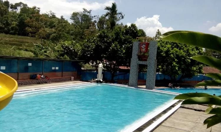 Kolam Renang Cihanjawar Bojong, 1. Kolam Renang TMC (Tirta Mulya Cimaung) Waterpark, 2. Taman Batu Purwakarta, 3. Jatiluhur Water World, 4. Kolam Renang Jaya Tirta Abadi, 5. Kolam Renang Giri Tirta Kahuripan, 6. Kolam Renang Tirta Harapan, 7. Kuya Maranggi Waterpark, 8. Kolam Renang Cek Tse Long, 9. Kolam Renang Pesona Panghegar, 10. Kolam Renang Cihanjawar Bojong, 11. Kolam Renang Cisabuk, 12. Kolam Renang Alam Sari Wates, 13. Kolam Renang Hotel Intan Purwakarta, 14. Kolam Renang Harper Purwakarta, 15. Kolam Renang Insan Mulia, 16. Kolam Renang Waterpark Playground, 17. Kolam Renang Kirara, 18. Kolam Renang Tajur Indah, 19. Kolam Renang Oasis Plered, 20. Kolam Renang Cijanun, 21. Kolam Renang Pusaka Waterpark
