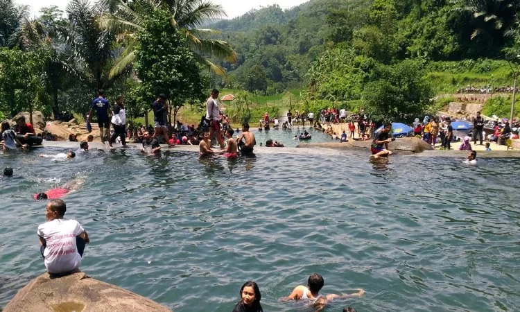 Kolam Renang Cijanun, 1. Kolam Renang TMC (Tirta Mulya Cimaung) Waterpark, 2. Taman Batu Purwakarta, 3. Jatiluhur Water World, 4. Kolam Renang Jaya Tirta Abadi, 5. Kolam Renang Giri Tirta Kahuripan, 6. Kolam Renang Tirta Harapan, 7. Kuya Maranggi Waterpark, 8. Kolam Renang Cek Tse Long, 9. Kolam Renang Pesona Panghegar, 10. Kolam Renang Cihanjawar Bojong, 11. Kolam Renang Cisabuk, 12. Kolam Renang Alam Sari Wates, 13. Kolam Renang Hotel Intan Purwakarta, 14. Kolam Renang Harper Purwakarta, 15. Kolam Renang Insan Mulia, 16. Kolam Renang Waterpark Playground, 17. Kolam Renang Kirara, 18. Kolam Renang Tajur Indah, 19. Kolam Renang Oasis Plered, 20. Kolam Renang Cijanun, 21. Kolam Renang Pusaka Waterpark