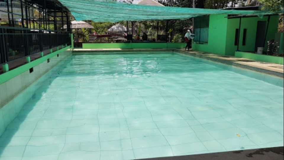 Kolam Renang Cilongok Damai, 1. Waterpark Tirta Sumber Jaya Cipangalun, 2. Kolam renang Tirta Pasir Raya, 3. Sukahaji Waterboom , 4. Kolam Renang Tirta Bagja, 5. Kolam Renang Tirta Sejuk, 6. Kolam Renang Cadas Ngampar , 7. Jati Sewu Cibungbang, 8. Kolam Renang D’i Jimat, 9. Kolam Renang Tiara, 10. Kolam Renang Tirta Winaya, 11. Kolam Renang Gunung Daweg, 12. Tirta Nurani, 13. Kolam Renang The Priangan Hotel Ciamis, 14. Kolam renang Tirta Mandala, 15. Kolam Renang Setra Sari, 16. Kolam Renang Cilongok Damai, 17. Kolam Renang Samida Indah