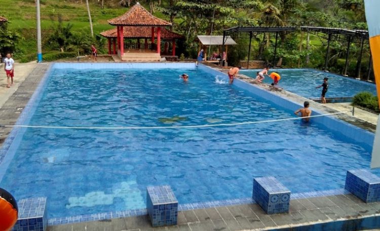 Kolam Renang Cipanas, 1. Sangkan Resort Aqua Park, 2. Kolam Renang Zam Zam, 3. The Mountain Recreation Park, 4. Taman Wisata Alam (TWA) Linggarjati, 5. Kolam Renang Paniis, 6. Bumi Pelangi, 7. Wisata Taman Rekreasi Salsabila Kuningan, 8. Kolam Renang Sanggariang, 9. Sangkanhurip, 10. Kolam Renang Tirta Agung Mas, 11. Kolam Renang J&J Kuningan, 12. Kolam Renang Linggarjati, 13. Pemandian Cibuntu, 14. Kolam Renang Dino Waterpark, 15. Wisata Side Land, 16. Kolam Renang Cipanas, 17. Kolam De’Goah Kuningan, 18. Kolam Renang Wisata Cibuntu, 19. Kolam Renang Mini Artar, 20. Kolam Renang Pemandian Cibulan