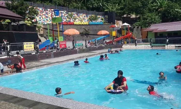 Kolam Renang Cisabuk, 1. Kolam Renang TMC (Tirta Mulya Cimaung) Waterpark, 2. Taman Batu Purwakarta, 3. Jatiluhur Water World, 4. Kolam Renang Jaya Tirta Abadi, 5. Kolam Renang Giri Tirta Kahuripan, 6. Kolam Renang Tirta Harapan, 7. Kuya Maranggi Waterpark, 8. Kolam Renang Cek Tse Long, 9. Kolam Renang Pesona Panghegar, 10. Kolam Renang Cihanjawar Bojong, 11. Kolam Renang Cisabuk, 12. Kolam Renang Alam Sari Wates, 13. Kolam Renang Hotel Intan Purwakarta, 14. Kolam Renang Harper Purwakarta, 15. Kolam Renang Insan Mulia, 16. Kolam Renang Waterpark Playground, 17. Kolam Renang Kirara, 18. Kolam Renang Tajur Indah, 19. Kolam Renang Oasis Plered, 20. Kolam Renang Cijanun, 21. Kolam Renang Pusaka Waterpark