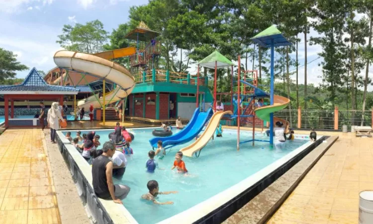 Kolam Renang Alam Sari Wates, 1. Kolam Renang TMC (Tirta Mulya Cimaung) Waterpark, 2. Taman Batu Purwakarta, 3. Jatiluhur Water World, 4. Kolam Renang Jaya Tirta Abadi, 5. Kolam Renang Giri Tirta Kahuripan, 6. Kolam Renang Tirta Harapan, 7. Kuya Maranggi Waterpark, 8. Kolam Renang Cek Tse Long, 9. Kolam Renang Pesona Panghegar, 10. Kolam Renang Cihanjawar Bojong, 11. Kolam Renang Cisabuk, 12. Kolam Renang Alam Sari Wates, 13. Kolam Renang Hotel Intan Purwakarta, 14. Kolam Renang Harper Purwakarta, 15. Kolam Renang Insan Mulia, 16. Kolam Renang Waterpark Playground, 17. Kolam Renang Kirara, 18. Kolam Renang Tajur Indah, 19. Kolam Renang Oasis Plered, 20. Kolam Renang Cijanun, 21. Kolam Renang Pusaka Waterpark