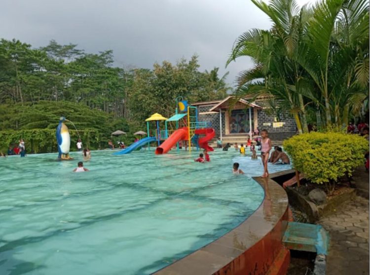 Kolam Renang Bina, 1. Kolam Renang Darajat Pass, 2. Kolam Renang Sabda Alam, 3. Awit Sinar Alam, 4. Kolam Renang Surya Alam, 5. Kolam Renang Purbasari, 6. Kolam Renang Cipanas Sumur Sukasono, 7. Kolam Renang TWA Gunung Papandayan, 8. Kolam Renang Sumber Alam Tasik Madu, 9. Water Boom Bina Garut, 10. Kolam Renang Layung Sari, 11. Kolam Renang Binar Alam Citangtu, 12. Waterboom Tirta Kencana, 13. Kolam Renang Pasir Intan, 15. Kolam Renang Danau Dariza, 16. Sumber Alam Tirtanadi, 17. Kolam Renang di Hotel Augusta, 18. Banyoe Sinergi Mandala, 19. Kolam Renang Lembur Kuring, 20. Kolam Renang Cipanas Indah, 21. Kolam Renang Tirtagangga, 22. WISATA KOLAM AMANAH FAMILY, 23. Matta Waterpark, 24. Mata Air Cigede Cibuyutan, 25. Kolam Renang Cicapar, 26. Kolam Renang Air Panas Banyu Mandala, 27. Kolam Renang Puncak Darajat, 28. Kolam Renang Cahaya Villa, 29. Kolam Renang Antralina Atas