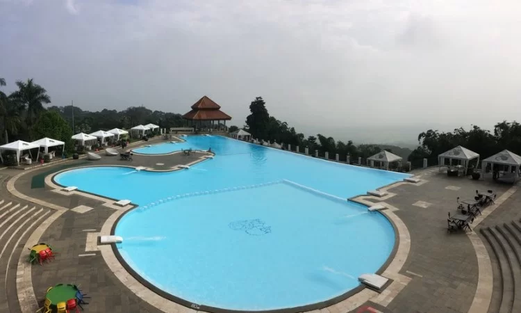 Kolam Renang Giri Tirta Kahuripan, 1. Kolam Renang TMC (Tirta Mulya Cimaung) Waterpark, 2. Taman Batu Purwakarta, 3. Jatiluhur Water World, 4. Kolam Renang Jaya Tirta Abadi, 5. Kolam Renang Giri Tirta Kahuripan, 6. Kolam Renang Tirta Harapan, 7. Kuya Maranggi Waterpark, 8. Kolam Renang Cek Tse Long, 9. Kolam Renang Pesona Panghegar, 10. Kolam Renang Cihanjawar Bojong, 11. Kolam Renang Cisabuk, 12. Kolam Renang Alam Sari Wates, 13. Kolam Renang Hotel Intan Purwakarta, 14. Kolam Renang Harper Purwakarta, 15. Kolam Renang Insan Mulia, 16. Kolam Renang Waterpark Playground, 17. Kolam Renang Kirara, 18. Kolam Renang Tajur Indah, 19. Kolam Renang Oasis Plered, 20. Kolam Renang Cijanun, 21. Kolam Renang Pusaka Waterpark