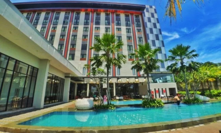 Kolam Renang Harper Purwakarta, 1. Kolam Renang TMC (Tirta Mulya Cimaung) Waterpark, 2. Taman Batu Purwakarta, 3. Jatiluhur Water World, 4. Kolam Renang Jaya Tirta Abadi, 5. Kolam Renang Giri Tirta Kahuripan, 6. Kolam Renang Tirta Harapan, 7. Kuya Maranggi Waterpark, 8. Kolam Renang Cek Tse Long, 9. Kolam Renang Pesona Panghegar, 10. Kolam Renang Cihanjawar Bojong, 11. Kolam Renang Cisabuk, 12. Kolam Renang Alam Sari Wates, 13. Kolam Renang Hotel Intan Purwakarta, 14. Kolam Renang Harper Purwakarta, 15. Kolam Renang Insan Mulia, 16. Kolam Renang Waterpark Playground, 17. Kolam Renang Kirara, 18. Kolam Renang Tajur Indah, 19. Kolam Renang Oasis Plered, 20. Kolam Renang Cijanun, 21. Kolam Renang Pusaka Waterpark