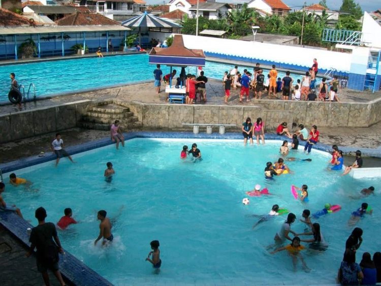 Kolam Renang Sanggariang, 1. Sangkan Resort Aqua Park, 2. Kolam Renang Zam Zam, 3. The Mountain Recreation Park, 4. Taman Wisata Alam (TWA) Linggarjati, 5. Kolam Renang Paniis, 6. Bumi Pelangi, 7. Wisata Taman Rekreasi Salsabila Kuningan, 8. Kolam Renang Sanggariang, 9. Sangkanhurip, 10. Kolam Renang Tirta Agung Mas, 11. Kolam Renang J&J Kuningan, 12. Kolam Renang Linggarjati, 13. Pemandian Cibuntu, 14. Kolam Renang Dino Waterpark, 15. Wisata Side Land, 16. Kolam Renang Cipanas, 17. Kolam De’Goah Kuningan, 18. Kolam Renang Wisata Cibuntu, 19. Kolam Renang Mini Artar, 20. Kolam Renang Pemandian Cibulan