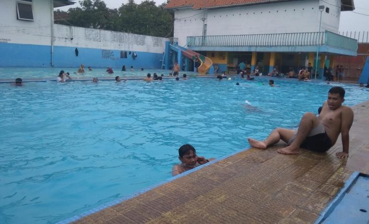 Kolam Renang PD Prakasa via Pemalang Adventure, 1. Wonderland Adventure Park, 2. Taruma Leisure Waterpark, 3. Planet Waterboom Cikampek, 4. Waterboom Elmujira, 5. Kolam renang Rawa Sikut, 6. Resinda Sport Club, 7. Kolam Renang Pucung Cikampek, 8. Oase Swimming Club, 9. Kolam Renang PD Prakasa , 10. Cipaga Stone Park, 11. Kampung Turis Water & Adventure Park, 12. Taman Ombak Karawang, 13. Kolam Renang Hud-Hud, 14. Garden Waterpark Pucung, 15. Kolam Renang Antic Palumbonsari, 16. Tirtasari Park & Waterboom, 17. Kolam Renang San Diego Hills, 18. Waterpark Super Splash