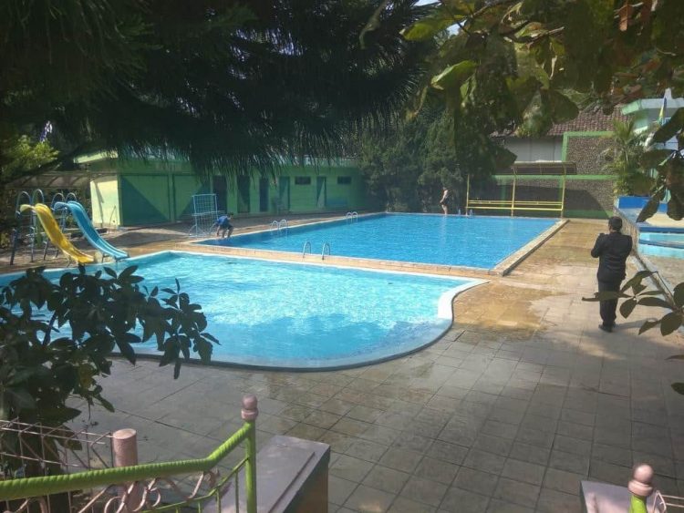 Kolam Renang Paniis, 1. Sangkan Resort Aqua Park, 2. Kolam Renang Zam Zam, 3. The Mountain Recreation Park, 4. Taman Wisata Alam (TWA) Linggarjati, 5. Kolam Renang Paniis, 6. Bumi Pelangi, 7. Wisata Taman Rekreasi Salsabila Kuningan, 8. Kolam Renang Sanggariang, 9. Sangkanhurip, 10. Kolam Renang Tirta Agung Mas, 11. Kolam Renang J&J Kuningan, 12. Kolam Renang Linggarjati, 13. Pemandian Cibuntu, 14. Kolam Renang Dino Waterpark, 15. Wisata Side Land, 16. Kolam Renang Cipanas, 17. Kolam De’Goah Kuningan, 18. Kolam Renang Wisata Cibuntu, 19. Kolam Renang Mini Artar, 20. Kolam Renang Pemandian Cibulan