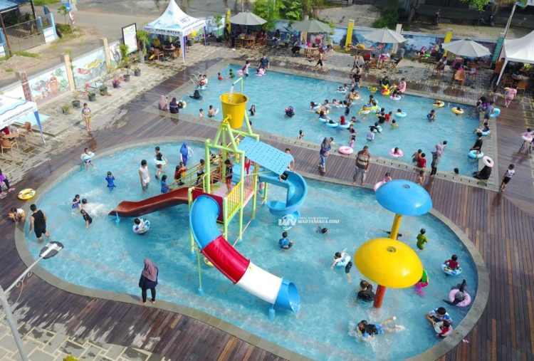 Kolam Renang Putri Borneo, 1. Kolam Renang Rajawli Surya Kadipaten, 2. Kolam Renang Tirta Indah, 3. Jembar Water Park, 4. Kolam Renang Tirta Hikmah, 5. Grage Water Boom, 6. Kolam Renang Tohaga Indah, 7. Kolam Renang dan Saung Botram Khuzama, 8. Grace City Waterboom, 9. Kampoeng Air, 10. Aryakiban Land, 11. Kolam Renang Putri Borneo, 12. Kolam Renang Tirta Bima