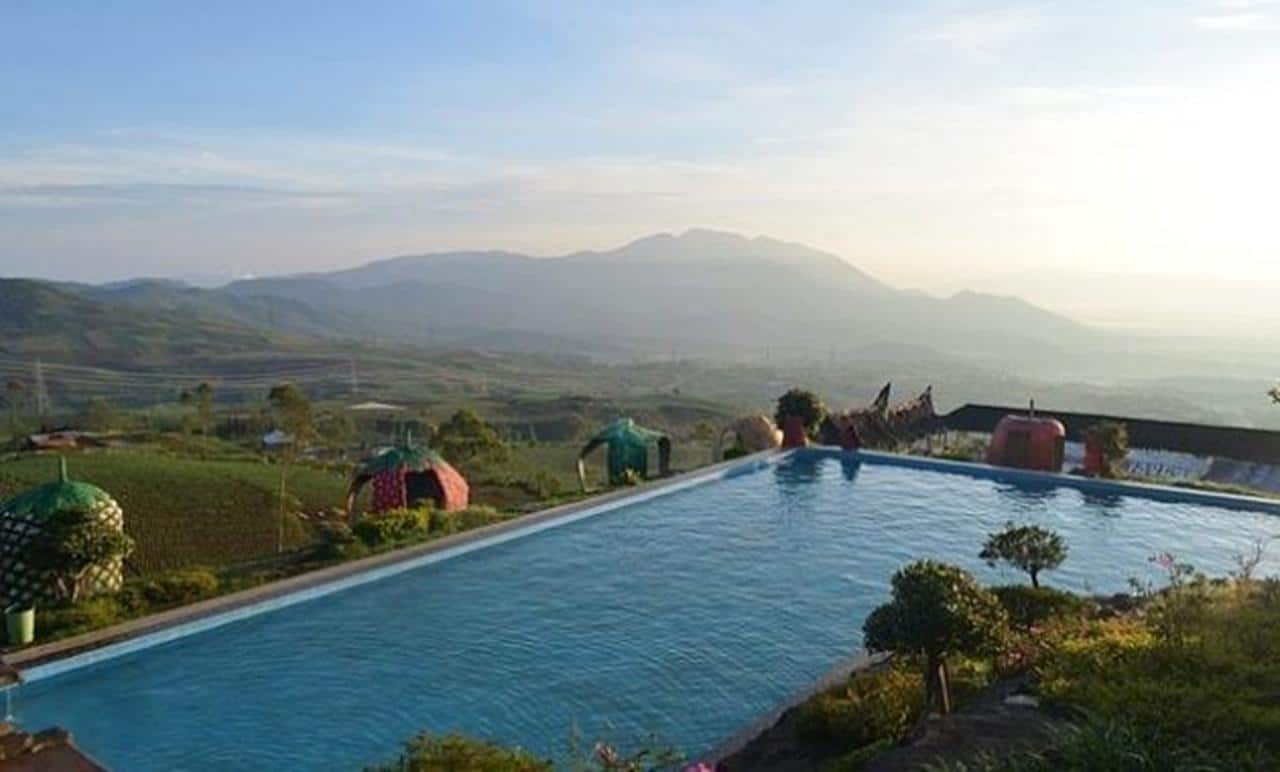 Kolam Renang Puncak Darajat, 1. Kolam Renang Darajat Pass, 2. Kolam Renang Sabda Alam, 3. Awit Sinar Alam, 4. Kolam Renang Surya Alam, 5. Kolam Renang Purbasari, 6. Kolam Renang Cipanas Sumur Sukasono, 7. Kolam Renang TWA Gunung Papandayan, 8. Kolam Renang Sumber Alam Tasik Madu, 9. Water Boom Bina Garut, 10. Kolam Renang Layung Sari, 11. Kolam Renang Binar Alam Citangtu, 12. Waterboom Tirta Kencana, 13. Kolam Renang Pasir Intan, 15. Kolam Renang Danau Dariza, 16. Sumber Alam Tirtanadi, 17. Kolam Renang di Hotel Augusta, 18. Banyoe Sinergi Mandala, 19. Kolam Renang Lembur Kuring, 20. Kolam Renang Cipanas Indah, 21. Kolam Renang Tirtagangga, 22. WISATA KOLAM AMANAH FAMILY, 23. Matta Waterpark, 24. Mata Air Cigede Cibuyutan, 25. Kolam Renang Cicapar, 26. Kolam Renang Air Panas Banyu Mandala, 27. Kolam Renang Puncak Darajat, 28. Kolam Renang Cahaya Villa, 29. Kolam Renang Antralina Atas
