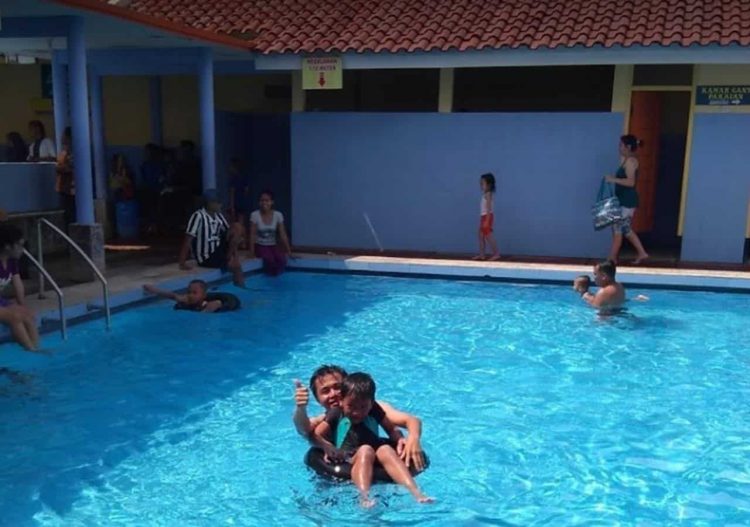 Kolam Renang Purbasari, 1. Kolam Renang Darajat Pass, 2. Kolam Renang Sabda Alam, 3. Awit Sinar Alam, 4. Kolam Renang Surya Alam, 5. Kolam Renang Purbasari, 6. Kolam Renang Cipanas Sumur Sukasono, 7. Kolam Renang TWA Gunung Papandayan, 8. Kolam Renang Sumber Alam Tasik Madu, 9. Water Boom Bina Garut, 10. Kolam Renang Layung Sari, 11. Kolam Renang Binar Alam Citangtu, 12. Waterboom Tirta Kencana, 13. Kolam Renang Pasir Intan, 15. Kolam Renang Danau Dariza, 16. Sumber Alam Tirtanadi, 17. Kolam Renang di Hotel Augusta, 18. Banyoe Sinergi Mandala, 19. Kolam Renang Lembur Kuring, 20. Kolam Renang Cipanas Indah, 21. Kolam Renang Tirtagangga, 22. WISATA KOLAM AMANAH FAMILY, 23. Matta Waterpark, 24. Mata Air Cigede Cibuyutan, 25. Kolam Renang Cicapar, 26. Kolam Renang Air Panas Banyu Mandala, 27. Kolam Renang Puncak Darajat, 28. Kolam Renang Cahaya Villa, 29. Kolam Renang Antralina Atas