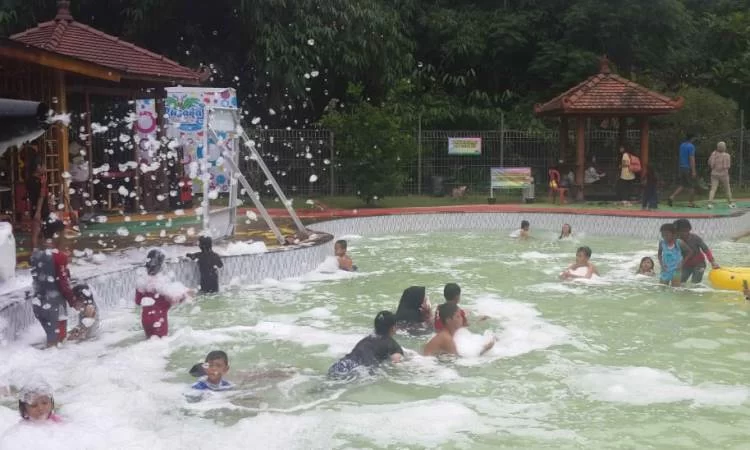 Kolam Renang Pusaka Waterpark via Inijabar, 1. Kolam Renang TMC (Tirta Mulya Cimaung) Waterpark, 2. Taman Batu Purwakarta, 3. Jatiluhur Water World, 4. Kolam Renang Jaya Tirta Abadi, 5. Kolam Renang Giri Tirta Kahuripan, 6. Kolam Renang Tirta Harapan, 7. Kuya Maranggi Waterpark, 8. Kolam Renang Cek Tse Long, 9. Kolam Renang Pesona Panghegar, 10. Kolam Renang Cihanjawar Bojong, 11. Kolam Renang Cisabuk, 12. Kolam Renang Alam Sari Wates, 13. Kolam Renang Hotel Intan Purwakarta, 14. Kolam Renang Harper Purwakarta, 15. Kolam Renang Insan Mulia, 16. Kolam Renang Waterpark Playground, 17. Kolam Renang Kirara, 18. Kolam Renang Tajur Indah, 19. Kolam Renang Oasis Plered, 20. Kolam Renang Cijanun, 21. Kolam Renang Pusaka Waterpark