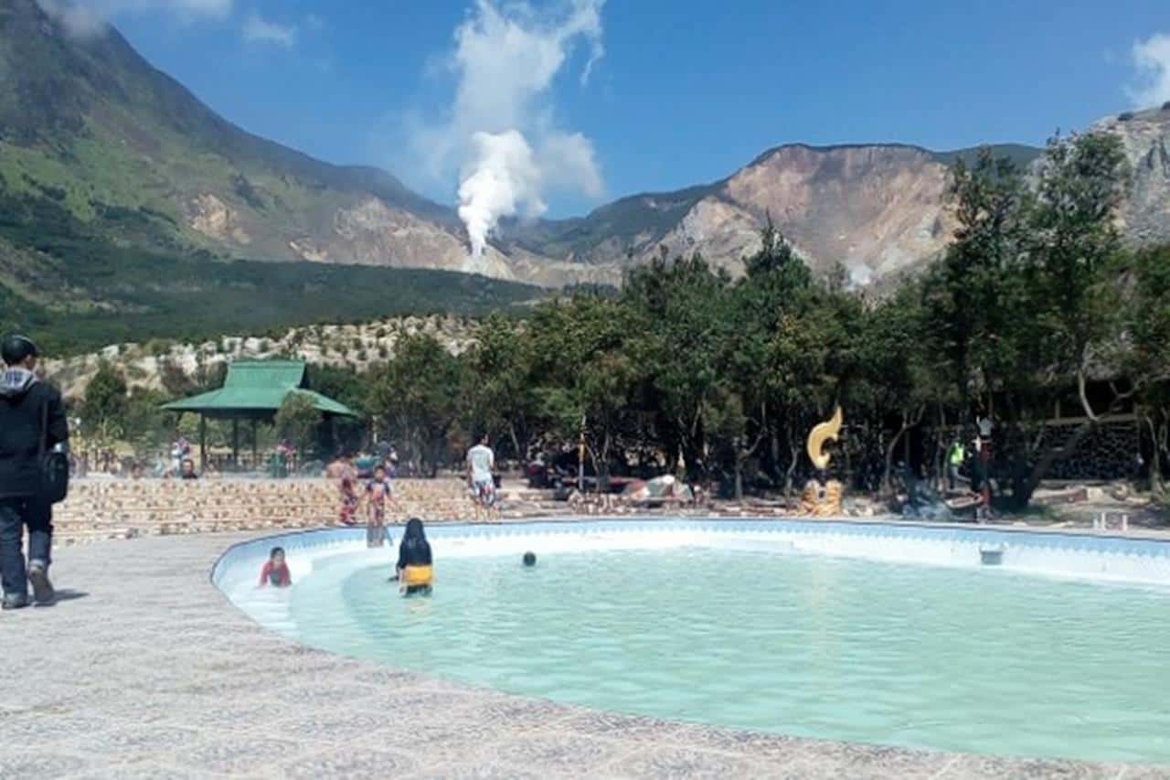 Kolam Renang TWA Gunung Papandayan, 1. Kolam Renang Darajat Pass, 2. Kolam Renang Sabda Alam, 3. Awit Sinar Alam, 4. Kolam Renang Surya Alam, 5. Kolam Renang Purbasari, 6. Kolam Renang Cipanas Sumur Sukasono, 7. Kolam Renang TWA Gunung Papandayan, 8. Kolam Renang Sumber Alam Tasik Madu, 9. Water Boom Bina Garut, 10. Kolam Renang Layung Sari, 11. Kolam Renang Binar Alam Citangtu, 12. Waterboom Tirta Kencana, 13. Kolam Renang Pasir Intan, 15. Kolam Renang Danau Dariza, 16. Sumber Alam Tirtanadi, 17. Kolam Renang di Hotel Augusta, 18. Banyoe Sinergi Mandala, 19. Kolam Renang Lembur Kuring, 20. Kolam Renang Cipanas Indah, 21. Kolam Renang Tirtagangga, 22. WISATA KOLAM AMANAH FAMILY, 23. Matta Waterpark, 24. Mata Air Cigede Cibuyutan, 25. Kolam Renang Cicapar, 26. Kolam Renang Air Panas Banyu Mandala, 27. Kolam Renang Puncak Darajat, 28. Kolam Renang Cahaya Villa, 29. Kolam Renang Antralina Atas