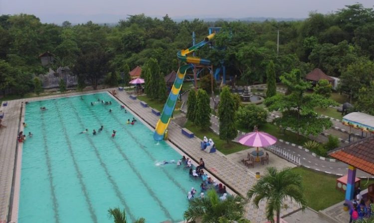 Kolam Renang Tohaga Indah, 1. Kolam Renang Rajawli Surya Kadipaten, 2. Kolam Renang Tirta Indah, 3. Jembar Water Park, 4. Kolam Renang Tirta Hikmah, 5. Grage Water Boom, 6. Kolam Renang Tohaga Indah, 7. Kolam Renang dan Saung Botram Khuzama, 8. Grace City Waterboom, 9. Kampoeng Air, 10. Aryakiban Land, 11. Kolam Renang Putri Borneo, 12. Kolam Renang Tirta Bima