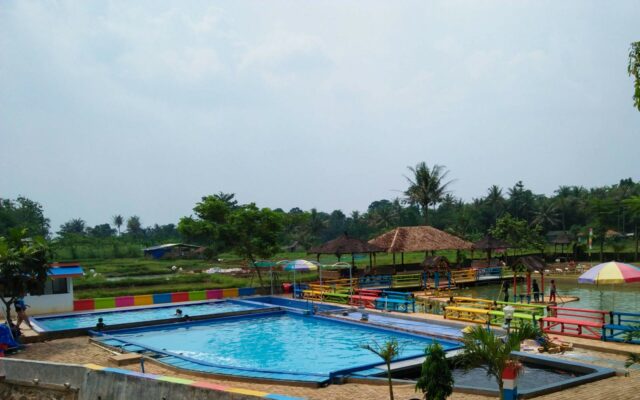 Kolam Renang Taman Herbal Insani Foto Reni Cahyati, Informasi Umum, Taman Herbal Insani, Seputar Taman Herbal Insani Depok, Sejarah Taman Wisata Herbal Sawangan, Lokasi dan Cara Menuju Taman Herbal Insani, Harga Tiket Masuk Taman Herbal Insani, Wahana Permainan di Taman Herbal Insani, Fasilitas yang ada di Taman Herbal Insani