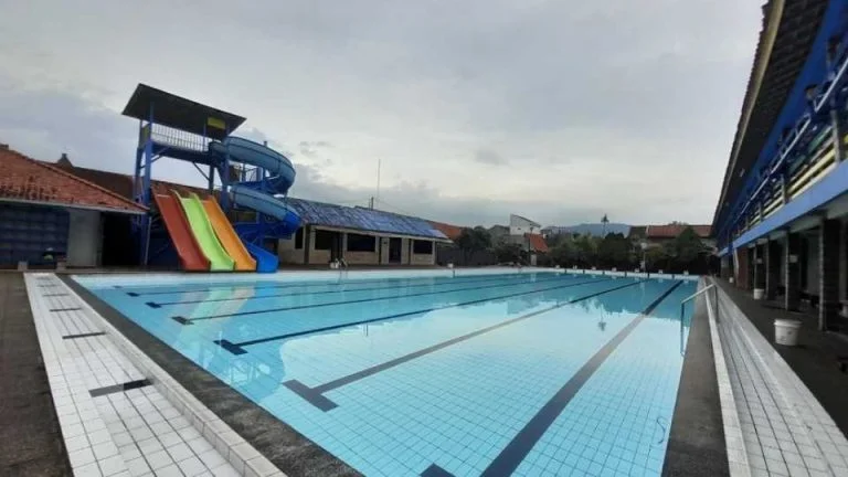 Kolam Renang Tirta Bima, 1. Kolam Renang Rajawli Surya Kadipaten, 2. Kolam Renang Tirta Indah, 3. Jembar Water Park, 4. Kolam Renang Tirta Hikmah, 5. Grage Water Boom, 6. Kolam Renang Tohaga Indah, 7. Kolam Renang dan Saung Botram Khuzama, 8. Grace City Waterboom, 9. Kampoeng Air, 10. Aryakiban Land, 11. Kolam Renang Putri Borneo, 12. Kolam Renang Tirta Bima