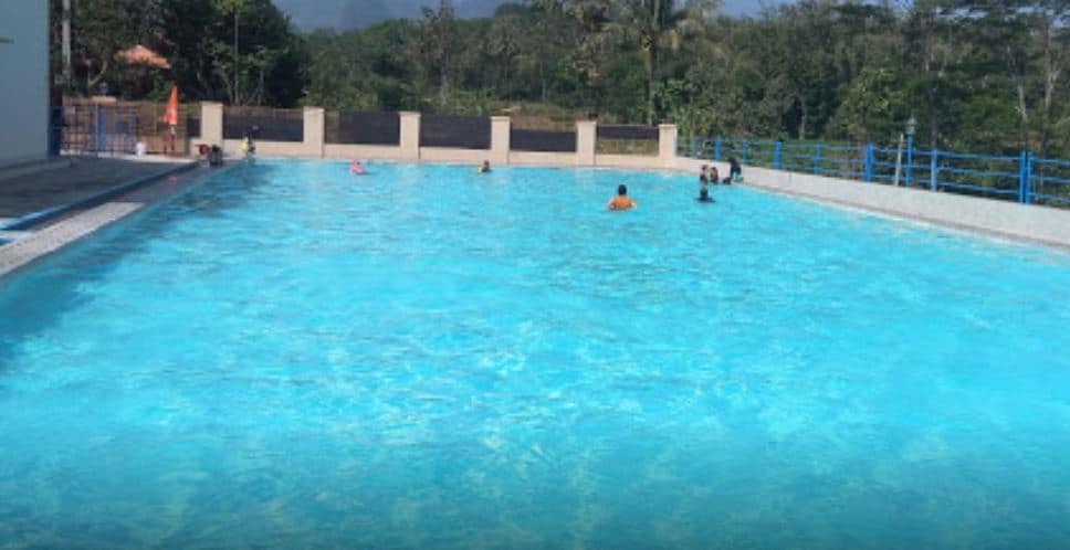 Kolam Renang Tirta Hikmah, 1. Kolam Renang Rajawli Surya Kadipaten, 2. Kolam Renang Tirta Indah, 3. Jembar Water Park, 4. Kolam Renang Tirta Hikmah, 5. Grage Water Boom, 6. Kolam Renang Tohaga Indah, 7. Kolam Renang dan Saung Botram Khuzama, 8. Grace City Waterboom, 9. Kampoeng Air, 10. Aryakiban Land, 11. Kolam Renang Putri Borneo, 12. Kolam Renang Tirta Bima