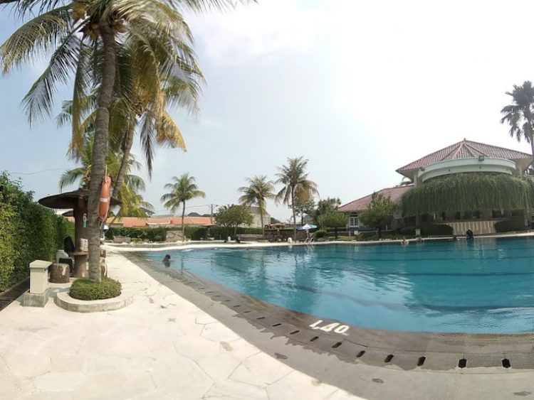Kolam renang Resinda Karawang, 1. Wonderland Adventure Park, 2. Taruma Leisure Waterpark, 3. Planet Waterboom Cikampek, 4. Waterboom Elmujira, 5. Kolam renang Rawa Sikut, 6. Resinda Sport Club, 7. Kolam Renang Pucung Cikampek, 8. Oase Swimming Club, 9. Kolam Renang PD Prakasa , 10. Cipaga Stone Park, 11. Kampung Turis Water & Adventure Park, 12. Taman Ombak Karawang, 13. Kolam Renang Hud-Hud, 14. Garden Waterpark Pucung, 15. Kolam Renang Antic Palumbonsari, 16. Tirtasari Park & Waterboom, 17. Kolam Renang San Diego Hills, 18. Waterpark Super Splash