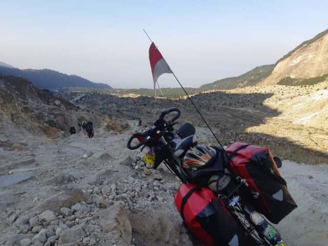 Melakukan Pendakian Gunung Papandayan via Google Maps @Mamen Cycling, Informasi Umum, Lokasi Gunung Papandayan, Rute Menuju TWA Gunung Papandayan, Jam Buka Taman Wisata Alam Gunung Papandayan, Harga Tiket Masuk TWA Gunung Papandayan, Fasilitas TWA Gunung Papandayan, Daya Tarik, Aktivitas Seru